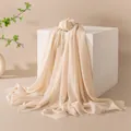 Leggero scialle beige in misto lana con bordi sfrangiati per l'estate - FH25-6083-3 Bianco sporco