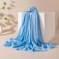 Scialle in lana mista azzurro per l'estate, sciarpa leggera drappeggiata su cubo bianco - FH25-6083-6 Celeste