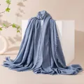 Elegante scialle lungo in misto lana azzurro con raffinati bordi sfrangiati - FH25-6083-9 Blu nebbia