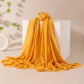 Elegante scialle lungo in misto lana giallo senape con bordi sfrangiati naturali - FH25-6083-11 Giallo zenzero brillante