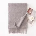 Eleganter grauer Wollschal mit Fransen, gemütliches Winteraccessoire für Damen und Herren - 30x180cm / Hellgrau
