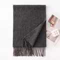 Eleganter dunkelgrauer Wollschal mit Fransen für winterliche Wärme und erstklassigen Stil - 30x180cm / Mittelgrau