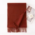 Eleganter rostroter Wollschal für den Winter mit Fransen, gemütlicher warmer Schulterwickel - 30x180cm / Orangerot