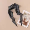 Elegantes schwarzes Paisley-Diamant-Halstuch und Haargummi auf beige Hintergrund - 110x23cm / Schwarz