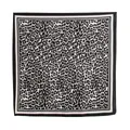 Elegante foulard quadrato in seta con stampa leopardata e bordo nero e bianco. - Nero e Bianco