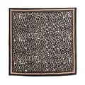 Foulard quadrato in seta con stampa leopardata e un elegante bordo nero e beige di classe - Cammello Riso
