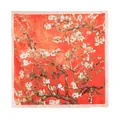 Elegante oranje imitatie zijden vierkante sjaal met artistieke amandelbloesem print - Rode Perenbloesem (FH26-6117-8) / 70x70cm