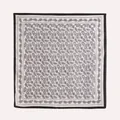 Elegante foulard quadrato in finta seta con classica stampa paisley nera su fondo bianco - Bianco Paisley
