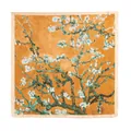 Vierkante sjaal van zijde-imitatie met olieverfprint van amandelbloesem in oranje - Gele Perenbloesem (FH26-6117-10) / 70x70cm