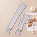 Manguitos de protección solar de seda de morera gris claro con agujeros para pulgar - Gris