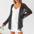 Detail van lichtgewicht zwart-witte mesh zonbeschermingsvest met stippen - Eén maat / Tops / Zwart en Wit Polka Dots