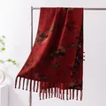 Elegante scialle di seta rossa Xiangyunsha con motivi floreali tradizionali e nappe - 4 Seta Xiangyun - fioritura rossa a doppio strato