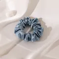 Coletero de seda de mora azul premium con brillo satinado sobre fondo de tela elegante. - Azul grisáceo