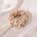 Elegante coletero de seda de morera color champán, goma de pelo suave y sin rastro alguno - Oro Arena