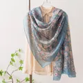 Elegante bufanda de seda con flores azules para mujer sobre una camisa beige. - -1 Estampado de flores pequeñas azul