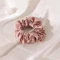 Luxe moerbeizijden scrunchie in elegante oudroze satijnen afwerking voor het haar - Lotusroze