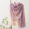 Pañuelo de seda floral ligero para mujer para el verano en elegante morado y amarillo. - -2 Estampado de flores pequeñas morado