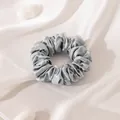 Elegante zilvergrijze moerbeizijde scrunchie voor haarverzorging met satijnen textuur - Muntgroen