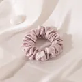 Luxe moerbeizijde scrunchie in oudroze voor zachte haarverzorging en stijlvolle look. - Taropaars