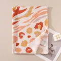 Chal suave con tacto de cachemira y elegante estampado de leopardo abstracto en naranja y amarillo - Poliéster Lana Tacto Cachemira / Estampado de Leopardo Blanco