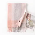 Elegante bufanda de lana con estampado de cuadros rosa y gris y detalles de flecos - 30x180cm / Cuadros Naranja Gris Claro