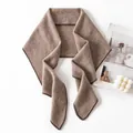 Elegante pañuelo triangular de cachemira marrón con punto acanalado y ribete en contraste - Marrón