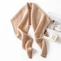 Lujosa bufanda triangular de punto 100 % cachemir en color beige para el invierno - Caqui