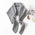 Suave bufanda triangular de 100% cachemira gris con elegante borde oscuro - Gris