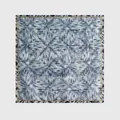 Carré de soie et laine élégant à imprimé géométrique bleu et blanc, bordure dorée - 65x65cm / Géométrique Noir Bleu (90073-1)