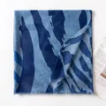 Élégante écharpe en soie à imprimé ondulations bleues pour la protection solaire de plage - 190cm x 90cm / Bleu d'Eau