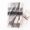 Elegante bufanda de lana y cachemira a cuadros con flecos, diseño de cuadros en crema y gris - FHY25-7145-1 Cuadro azul gris oscuro