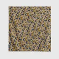 Élégant carré en mélange de laine et soie jaune moutarde à imprimé floral bleu - 65x65cm / Marguerite Verte (90077-1)