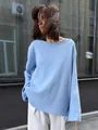 Gros plan d'un pull bleu clair oversize à col bateau avec une texture en maille douce - S / Hauts / Bleu ciel