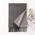 Bufanda de lana gris de doble cara premium con flecos para el calor de otoño e invierno - Gris Oscuro y Gris Claro