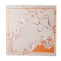 Écharpe carrée élégante en cachemire avec imprimé fleurs et oiseaux et bordure orange. - 70*70cm / Branche de Fleur Orange