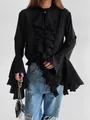 Vista detallada que muestra el elegante diseño negro con volantes y puños extragrandes - S / Tops / Negro