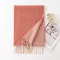 Elegante bufanda de lana de doble cara en terracota con borlas crema para el invierno - Doble Cara Rosa Loto - Blanco Roto