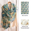 Elegante sciarpa lunga in seta di gelso con stampa floreale a piccole margherite blu - 176x110cm / Piccola Margherita Blu (FHZ25-9869)
