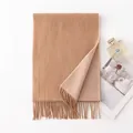 Bufanda de lana color camello premium con acabado de doble cara y flecos elegantes - Doble Cara Camello - Beige