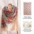 Elegante sciarpa in seta di gelso con stampa floreale di camelia colorata e bordo bianco - 176x110cm / Camelia Colorata con Bordo Bianco (FHZ25-9871)
