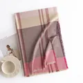 Warme winter sjaal met ruitjespatroon in roze en beige tinten met zachte franjes - Veelkleurige Rafelige Stijl (FH23-5360-2)