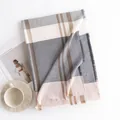 Elegante zachte geruite sjaal in grijs beige en roze met fijne franjes voor dames - Japanse Minimalistische Color Block Ruitstijl (FH23-5360-3)