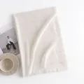 Zachte crème beige geruite sjaal met franjes voor winterse warmte - Minimalistische Glanzende Ruitstijl met Franjes (FH23-5367-2)