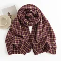 Warme wintersjaal met pied-de-poule patroon in elegant paars en beige kleurpalet - Klassieke Paarse Hahnentritt-stijl met Franjes (FH23-5337-1)