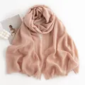 Elegante zachtroze getextureerde sjaal met gerafelde randen voor stijlvolle wintermode - Verticale Textuurverwerking Rafelige Stijl (FH23-5352-2)