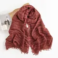 Warme getextureerde wintersjaal in roodbruin met franjes voor herfst en winter - Dikke Gebreide Textuurstijl met Franjes (FH23-5310-1)