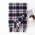 Eleganter Schal aus 100% Wolle mit Karomuster in Rosa und Grau und Fransen auf Weiß - Marine Rosa Kariert
