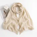 Licht beige gekreukelde sjaal voor dames, minimalistische omslagdoek met plooitextuur - Gerimpelde Natuurlijke Rafelige Stijl (FH22-5003-4)