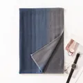 Elegante bufanda de cachemira para hombre con degradado azul y gris y patrón de espiga clásico - Bloque de Color Gris-Azul