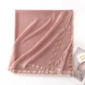 Eleganter rosa Wollschal für Damen mit goldenem Glitzerrand und zarten Fransen-Details. - Goldrand-Stil (FHY25-7068-3)